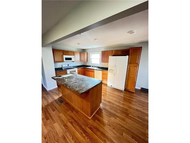 Photo - 1811 Judd Ave N