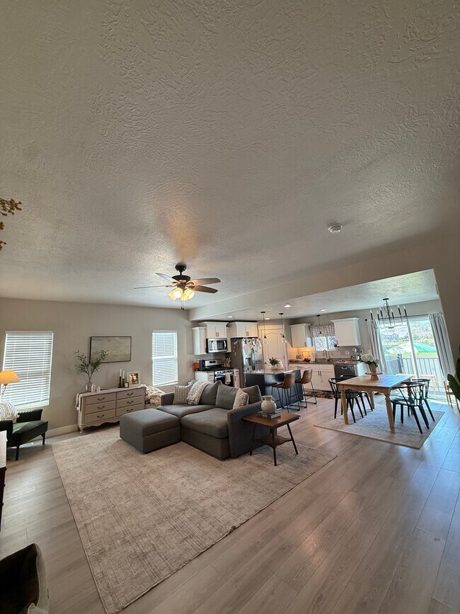 8627 N Cottonwood Alley