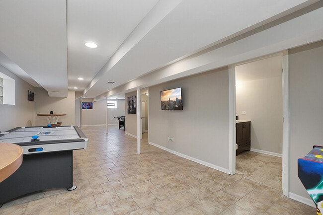 Building Photo - 5931 S Nagle Ave Rental