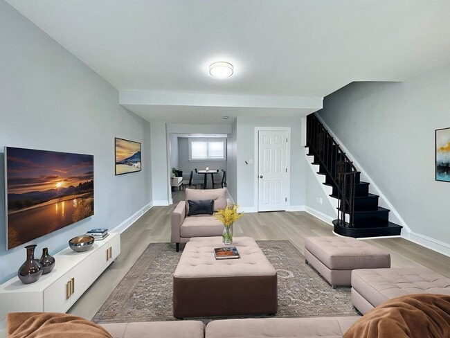 Building Photo - Beautiful & spacious 3b/1.5b home Section ...