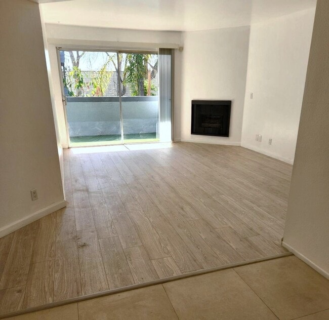 Amplia sala de estar con balcón privado. - 7640 Oso Ave Unidad Oso Ave
