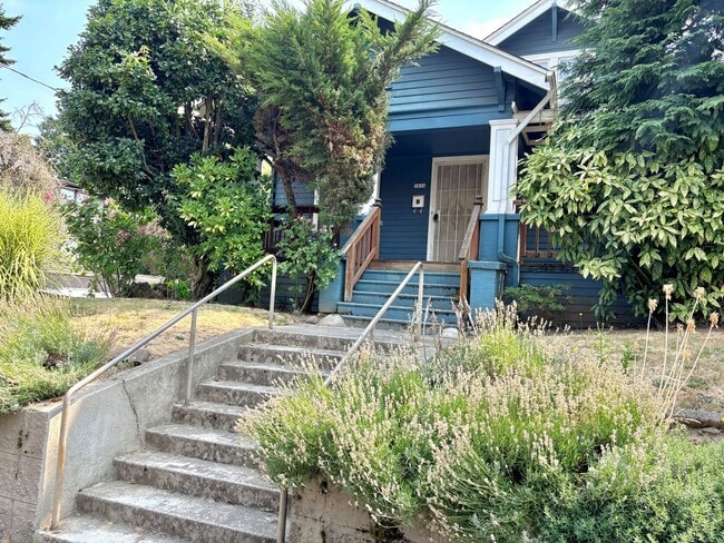Building Photo - 3832-3834-3834 N Albina Ave Unit 3834 (LWR)