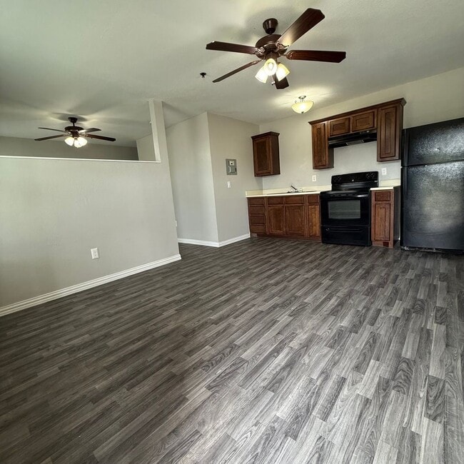 Building Photo - $500 Off 1st Full Month!* All Utilities In... Unit 149 Rental