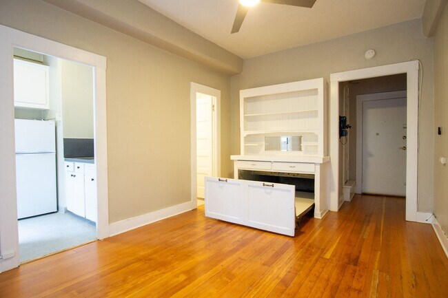 Photo - Classic Studio w/Vintage Charm by Washingt... Unit 07