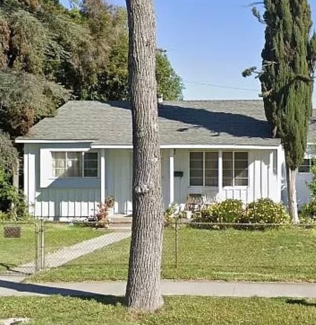 The front landscape has been conveniently converted to a pebbled for low maintenance. - 14547 Hallwood Dr House