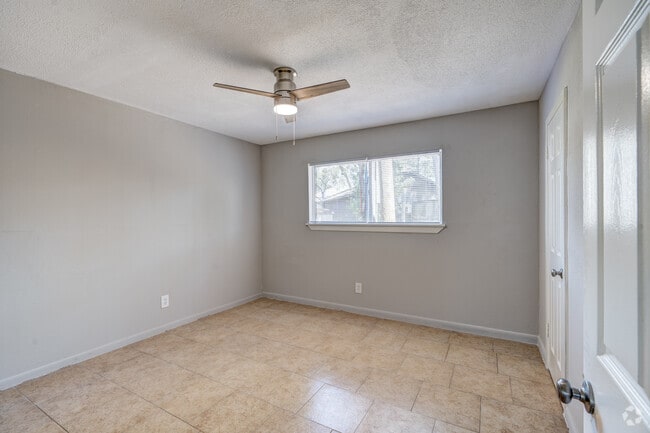 3BR, 2BA - 1100SF