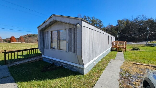 Building Photo - 2217 Glenburn Rd Unit 8