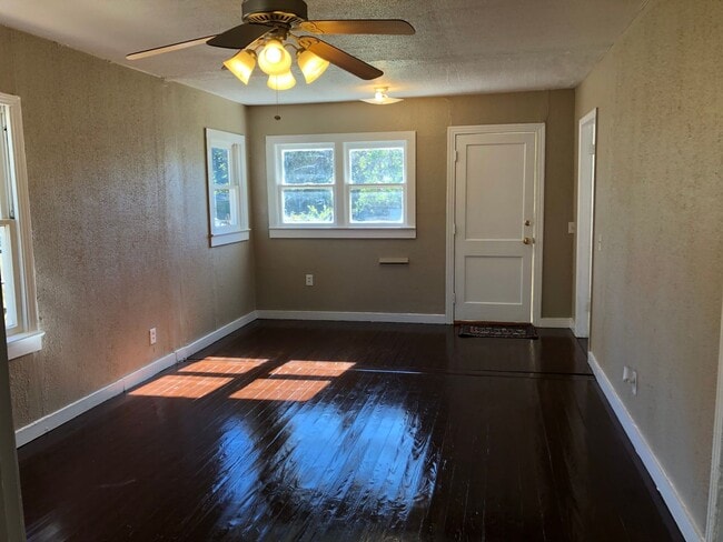 Photo - Nice 2 bedroom/1.5 bathroom house with fully fenced yard!