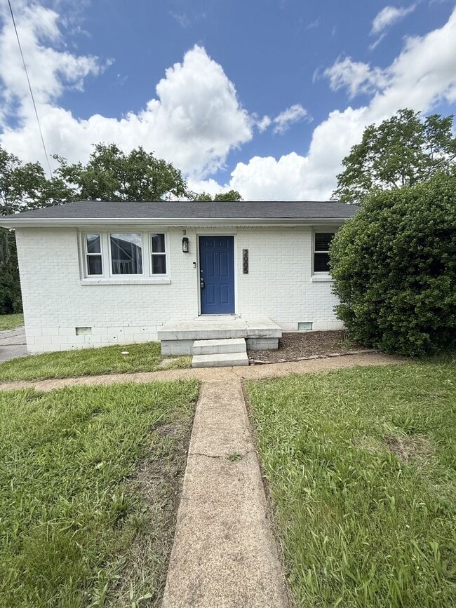 Charming 2 Bedroom, 1 Bath house in the he... - Charming 2 Bedroom, 1 Bath house in the he...