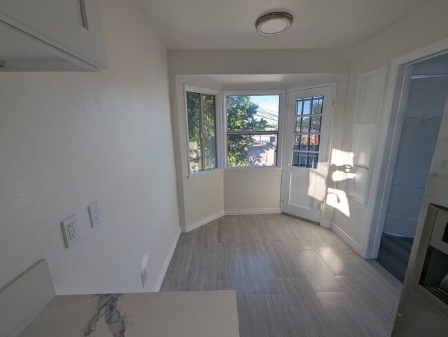Building Photo - 1051 E Hyde Park Blvd Unit 1053