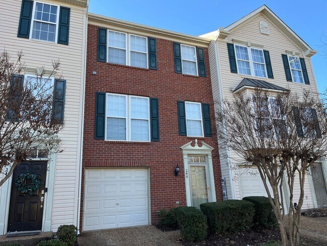 Building Photo - Great 2 Bedroom Townhome with Basement and Garage!