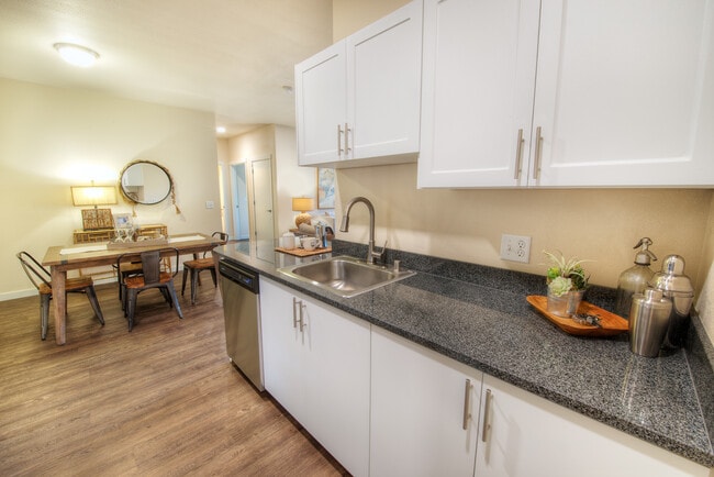 3x2 Ventura B Kitchen - Four Seasons Central