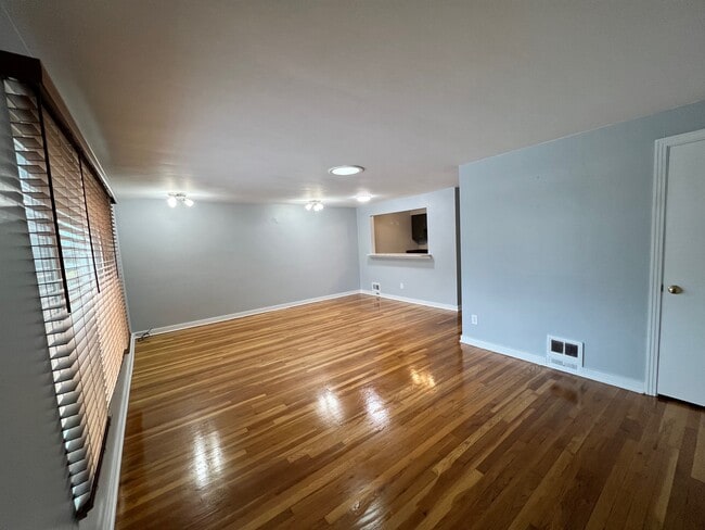 Living area - 1564 Greentree Rd