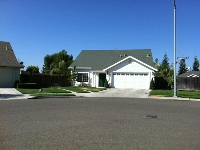 Building Photo - Large lot, close to freeway Rental