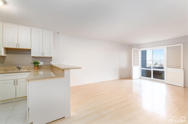 Building Photo - 646 Corbett Ave Unit 305 Rental