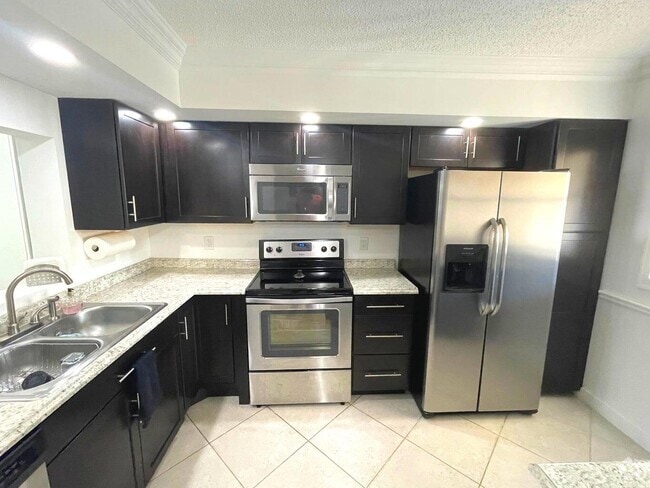 Building Photo - 2805 SW 22nd Ave Rental