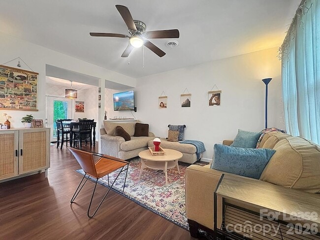 Photo - 902 Creekside Dr
