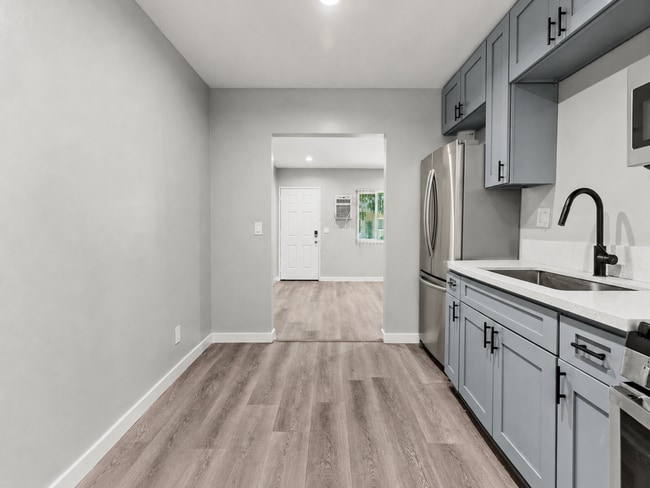Building Photo - 113 S Lillie Ave