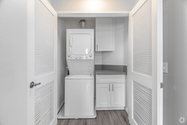 1BR, 1BA - 813SF