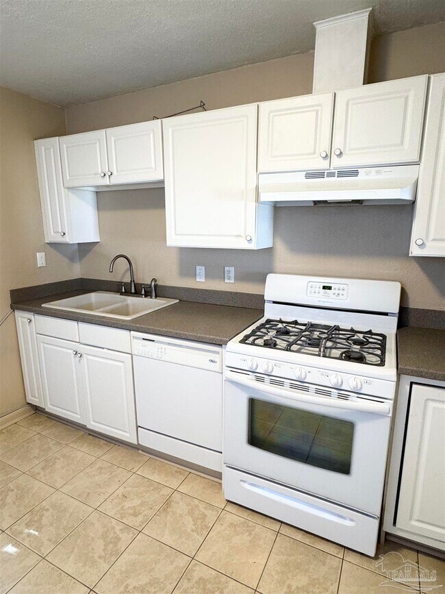 Photo - 1010 Hawthorn Dr