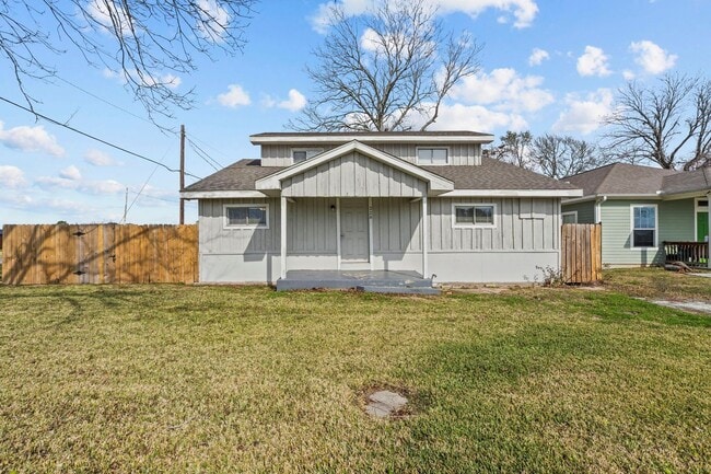Building Photo - Charming 4-Bedroom, 2-Bath Home in Lamarque, TX