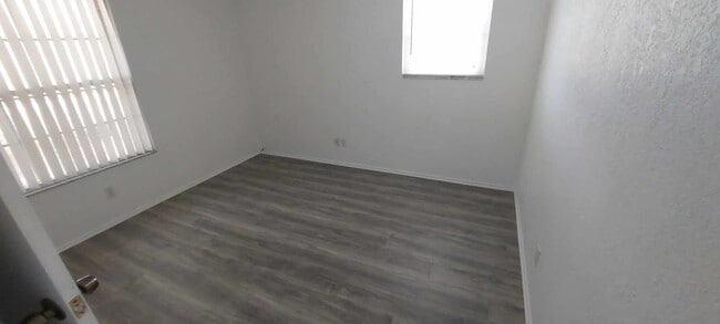 Photo - 1122 Garibaldi St E