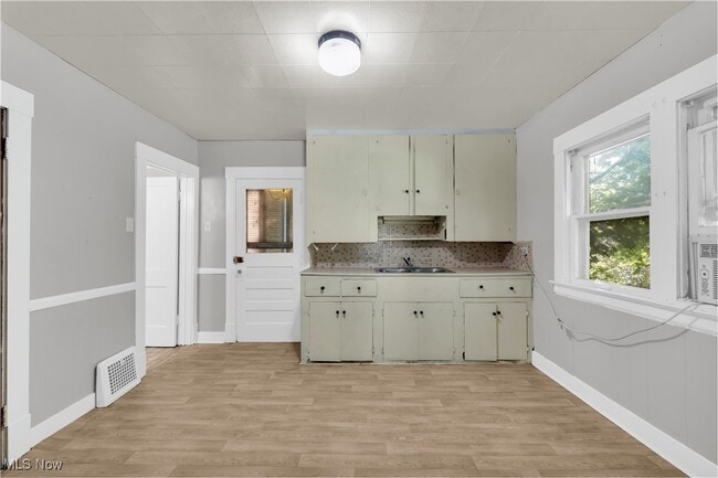 Building Photo - 3865 W 16th St Unit Rear