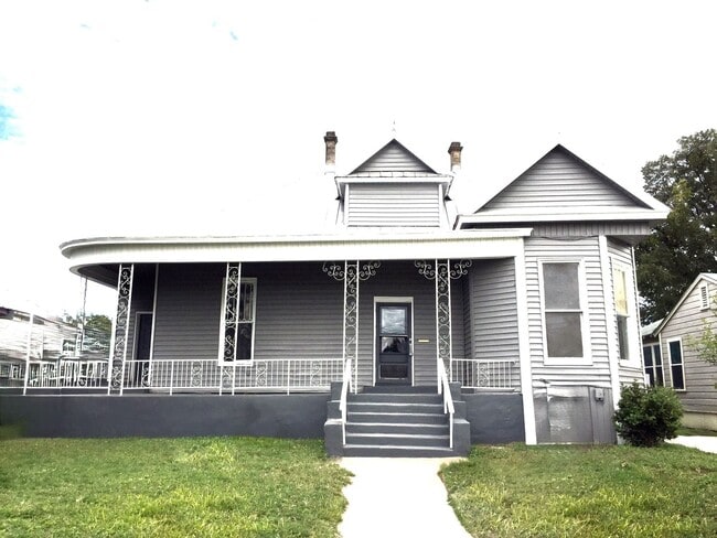 Building Photo - Prime Location, Endless Potential 3BR/1BA Haven