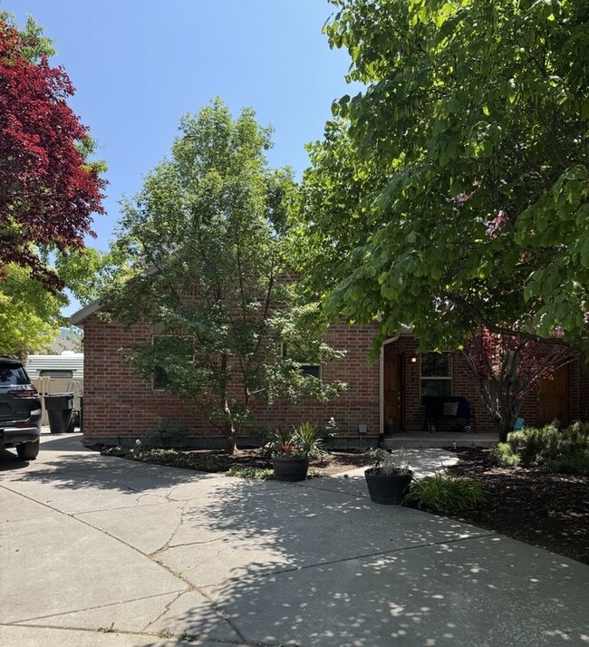 Building Photo - 183 650 W