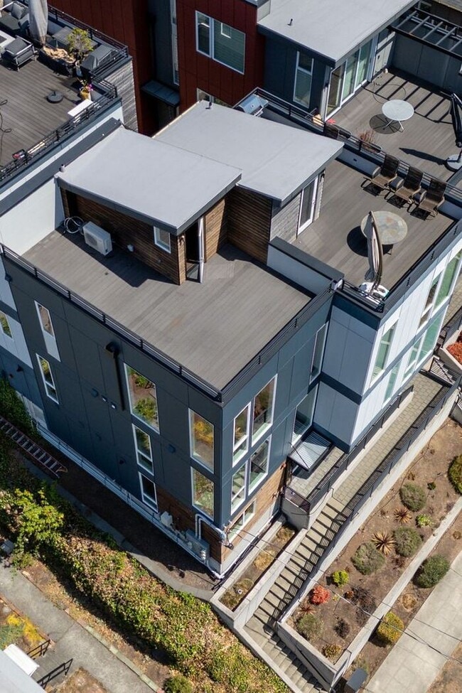 Building Photo - Stunning Columbia City Townhome w/ Views and AC (1st Month Free)