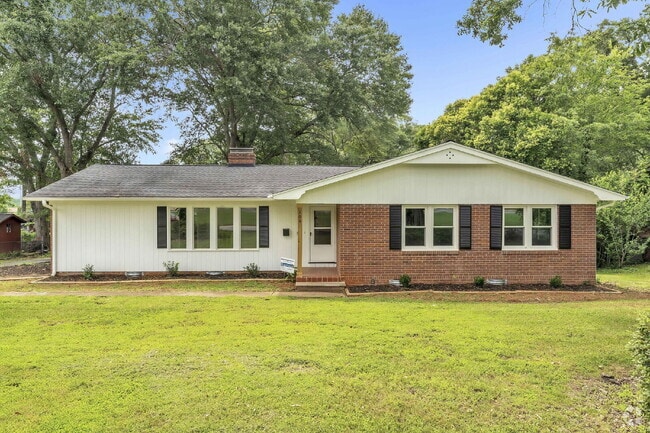 Building Photo - "Charming 3-Bedroom Spartanburg Retreat wi... Rental