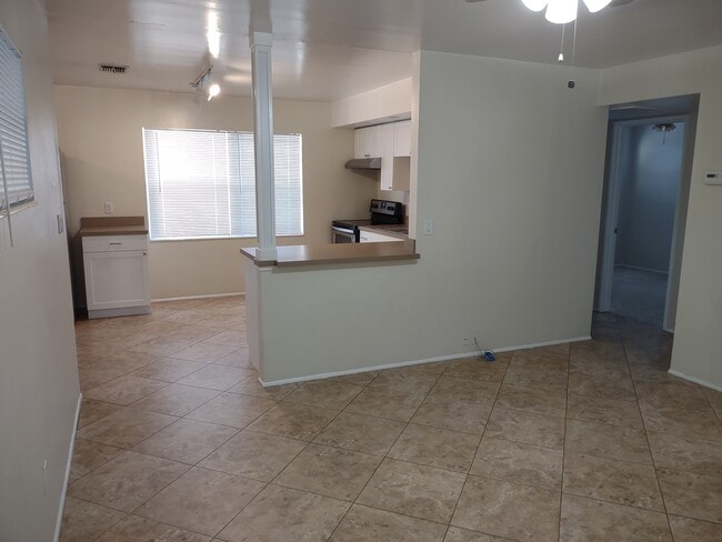 Open floorplan,Updated kitchen - 4121 Iris St N