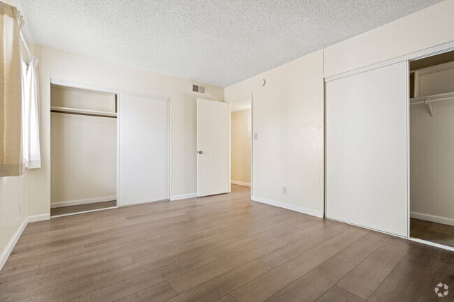 1BR, 1BA - 700SF - Bedoom