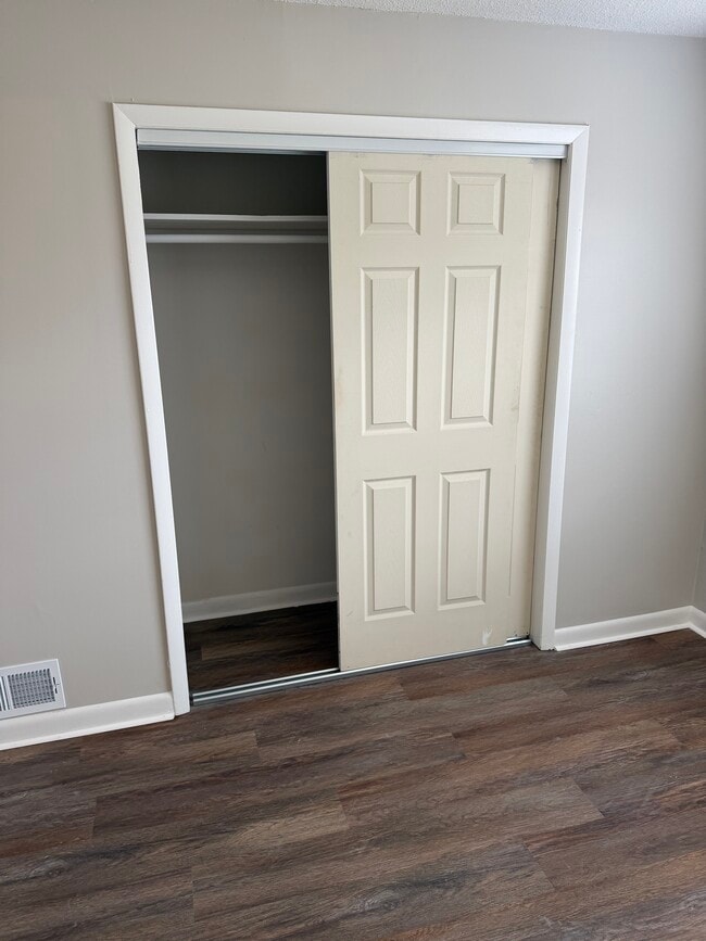 Master Closet - 2813 31st Ave N