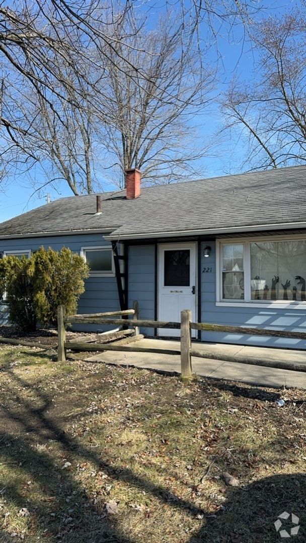Building Photo - 3 Bedroom House