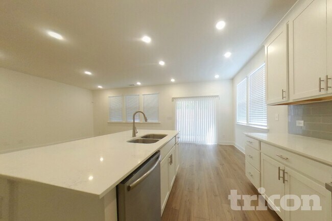 Photo - 73 Mayhaw Pt