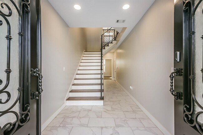 Photo - 2422 Hadley St