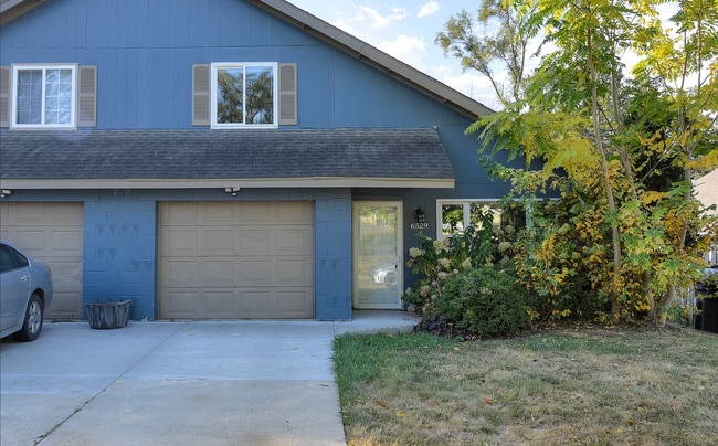 Building Photo - Spacious 3-Bedroom Benson Duplex with Atta... Rental