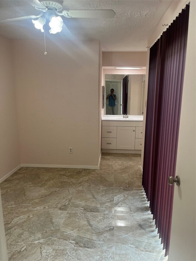 Building Photo - 6435 S Briar Bayou Dr