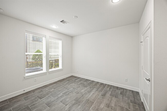 Photo - 719 Leverkuhn St