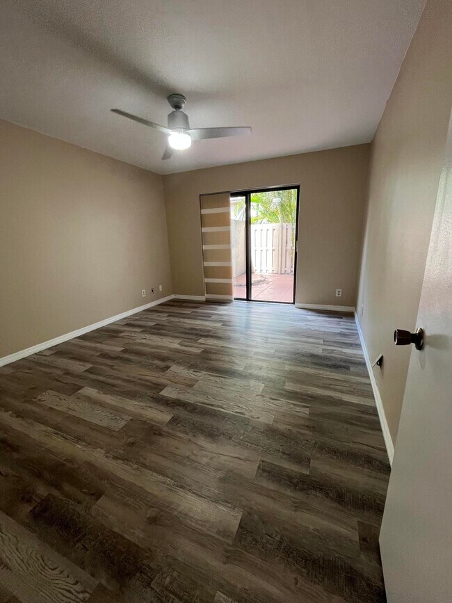 Photo - 616 Executive Center Dr Unidad 104