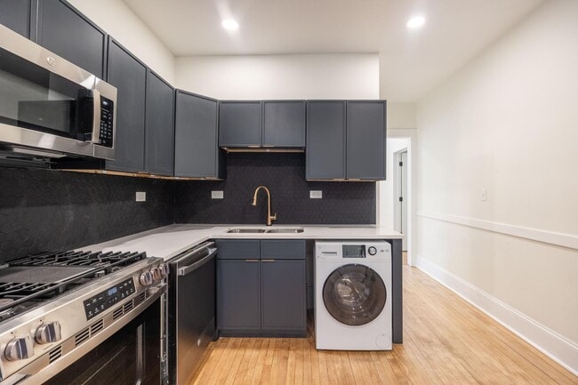 Building Photo - 2301 N Leavitt St Unit 1