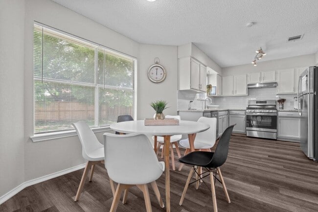 Photo - 406 Oakcrest Dr