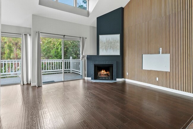 Building Photo - TWO BEDROOM HOA CONDO WITH TWO GARAGES