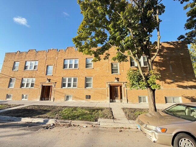 Building Photo - 5842 W Barry Ave Unit 2E