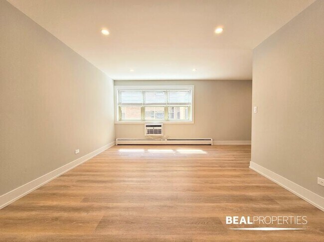 Building Photo - 1 bedroom in CHICAGO IL 60657 Unit 408 Rental