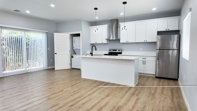 Building Photo - 4440 Stewart Ave Unit 4440A