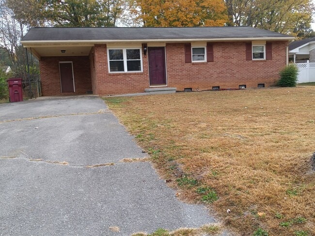 Building Photo - 3 Bedroom / 1 Bath Brick Ranch Home Johnson City, TN