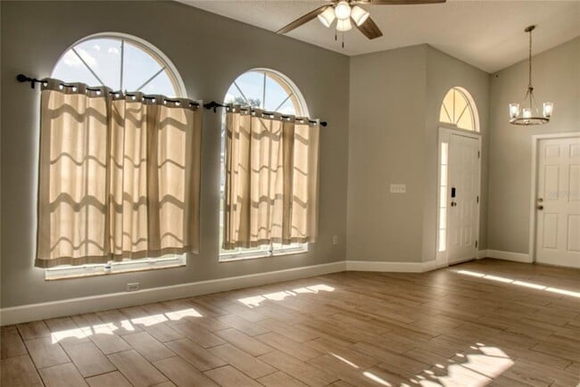 Photo - 1447 Kingston Way