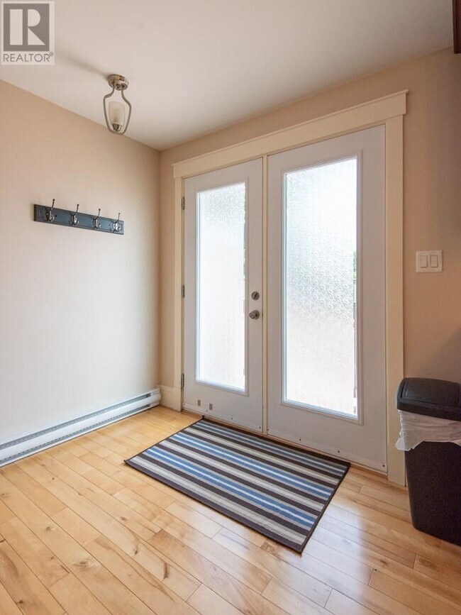 Photo - 320 Queen St